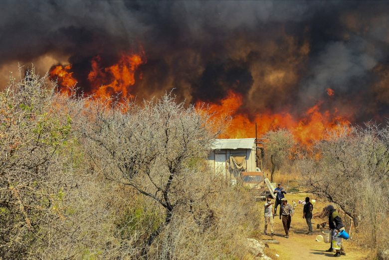 Incendios en Córdoba: Trabajan 150 bomberos en Salsacate