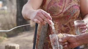 "La señora de la canilla": la historia de la vecina que provee de agua potable a decenas de vecinos de un barrio