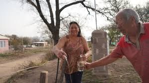 "La señora de la canilla": la historia de la vecina que provee de agua potable a decenas de vecinos de un barrio