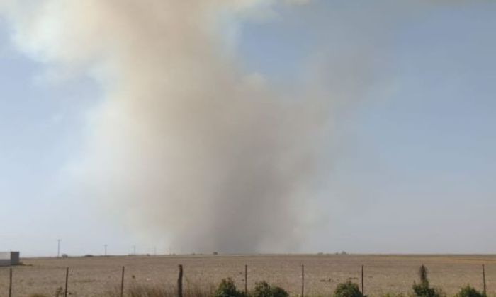 El intenso viento impulsó el fuego hacia La Carolina El Potosí tras iniciarse en la zona de Spernanzoni