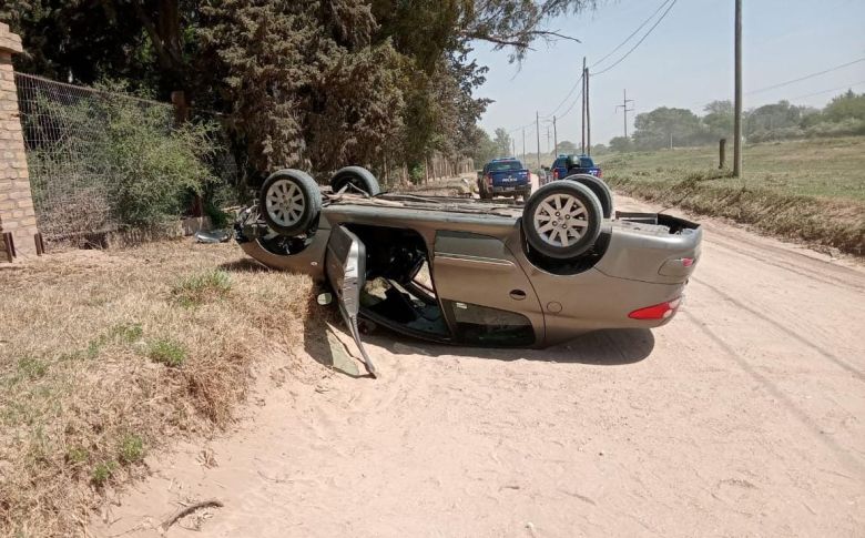 Espectacular vuelco de un automóvil camino a Las Higueras