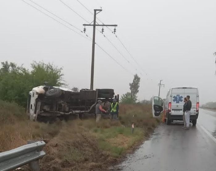 Volcó un camión sin acoplado en ruta 158