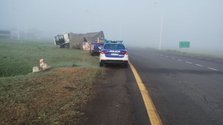 Un hombre tuvo lesiones  tras chocar contra  un camión