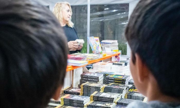 Otro costado de la Feria del Libro: la “seño”, los chicos y una fábula esperando para atrapar en la lectura