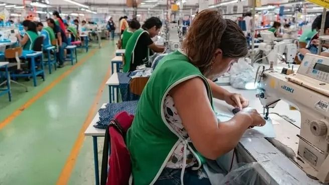 Afirman que la ropa argentina está entre las más caras de la región y señalan tres claves para hacerla más competitiva