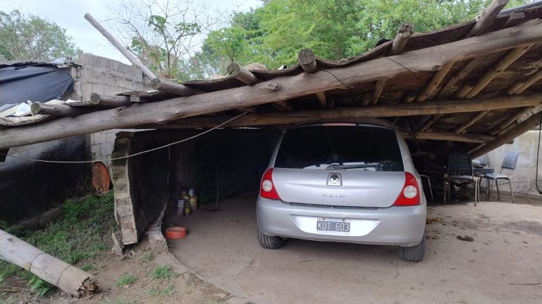 Peligrosas voladuras de techo y caída de dos antenas por el viento