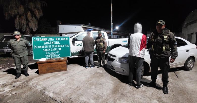 Córdoba: Fueron detenidos cuando viajaban hacia la provincia de La Pampa, transportando cocaína y un arma