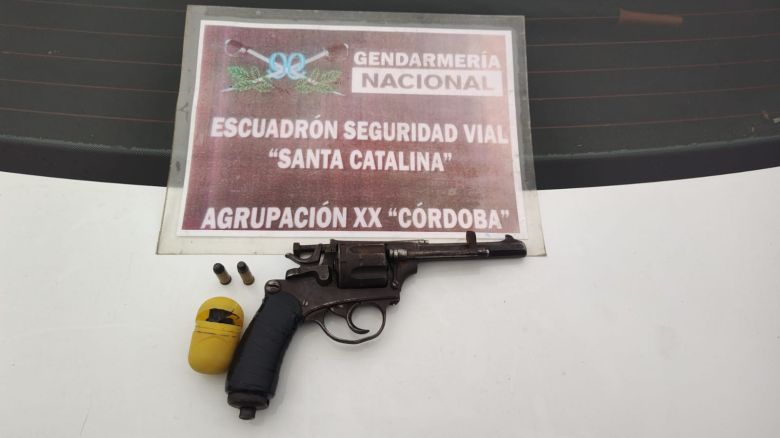 Córdoba: Fueron detenidos cuando viajaban hacia la provincia de La Pampa, transportando cocaína y un arma