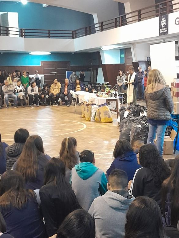 El colegio nacional culminó su campaña solidaria con la entrega de ropa, alimentos y más de 1500 tiras de pan 