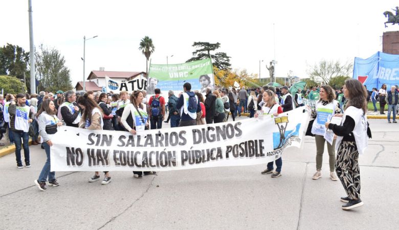 Docentes universitarios evaluaron una adhesión del 90% al paro y afirmaron que no tomarán exámenes en diciembre 