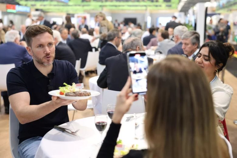 Los Influencers europeos fascinados con la carne argenta en la SIAL París