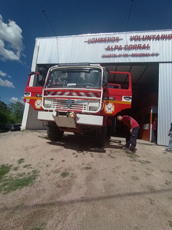 Bomberos de Alpa Corral recibieron una unidad forestal traída desde Francia