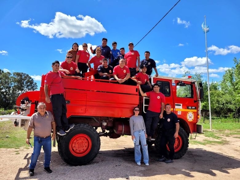 Bomberos de Alpa Corral recibieron una unidad forestal traída desde Francia