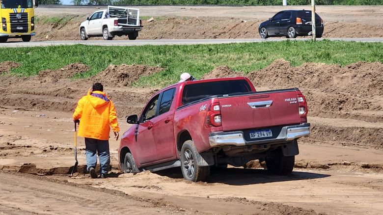 Cruce de rutas nacionales 8 y A005: superposición y demora de obras con peligros crecientes