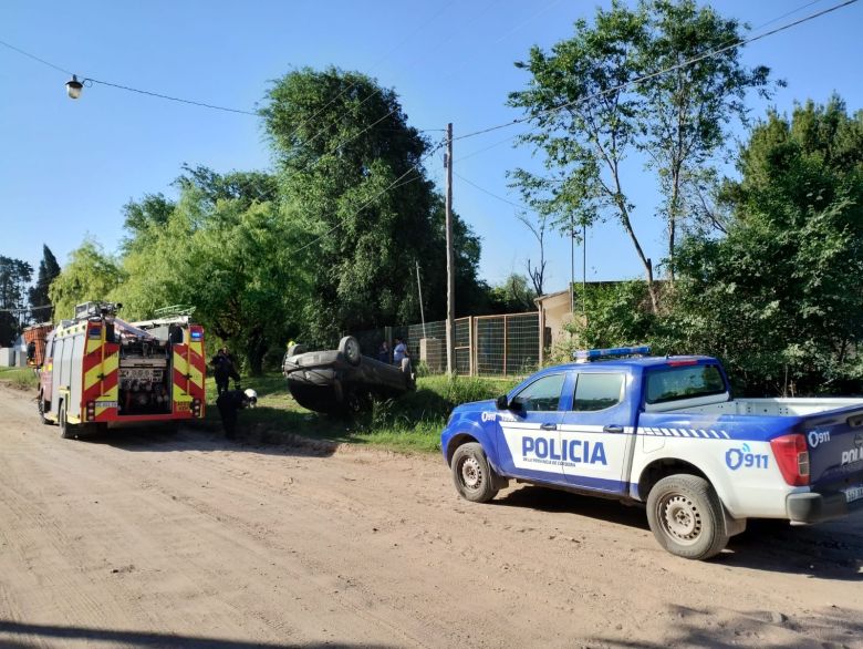 Un automóvil volcó en el camino a Tres Acequias 