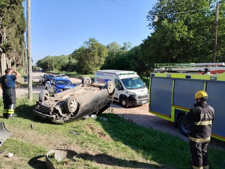 Un automóvil volcó en el camino a Tres Acequias 