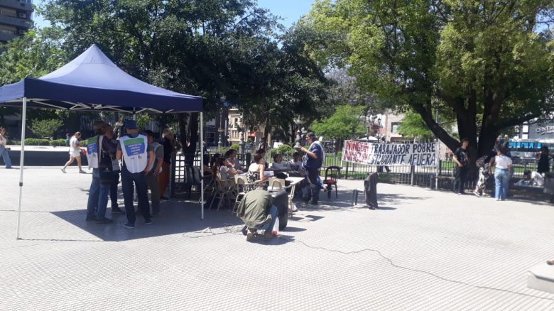  Instalaron en plaza Roca la carpa blanca, en defensa de la educación pública y gratuita