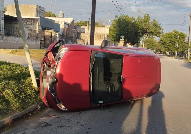 Un auto cayó a un canal en la ruta A005 