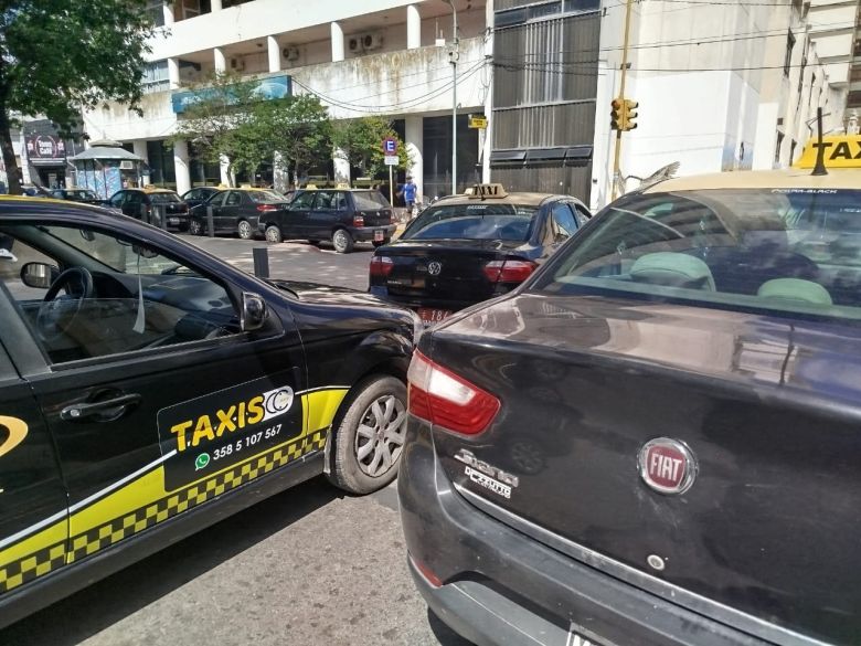 Los taxistas reclamaron frente al Municipio por las tarifas y contra UBER 